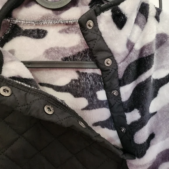 NWOT camo fuzzy sweater - Picture 3 of 3